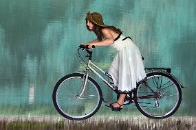 Lány kerékpárral